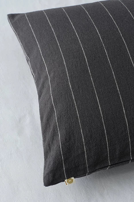 Elly rúmföt (einföld)- Thin stripe, öskugrátt með kremuðum röndum
