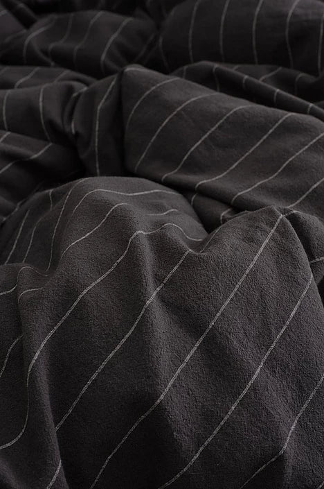 Elly rúmföt (tvöföld)- Thin stripe, öskugrátt með kremuðum röndum