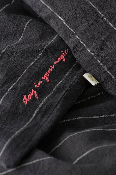 Elly rúmföt (einföld)- Thin stripe, öskugrátt með kremuðum röndum