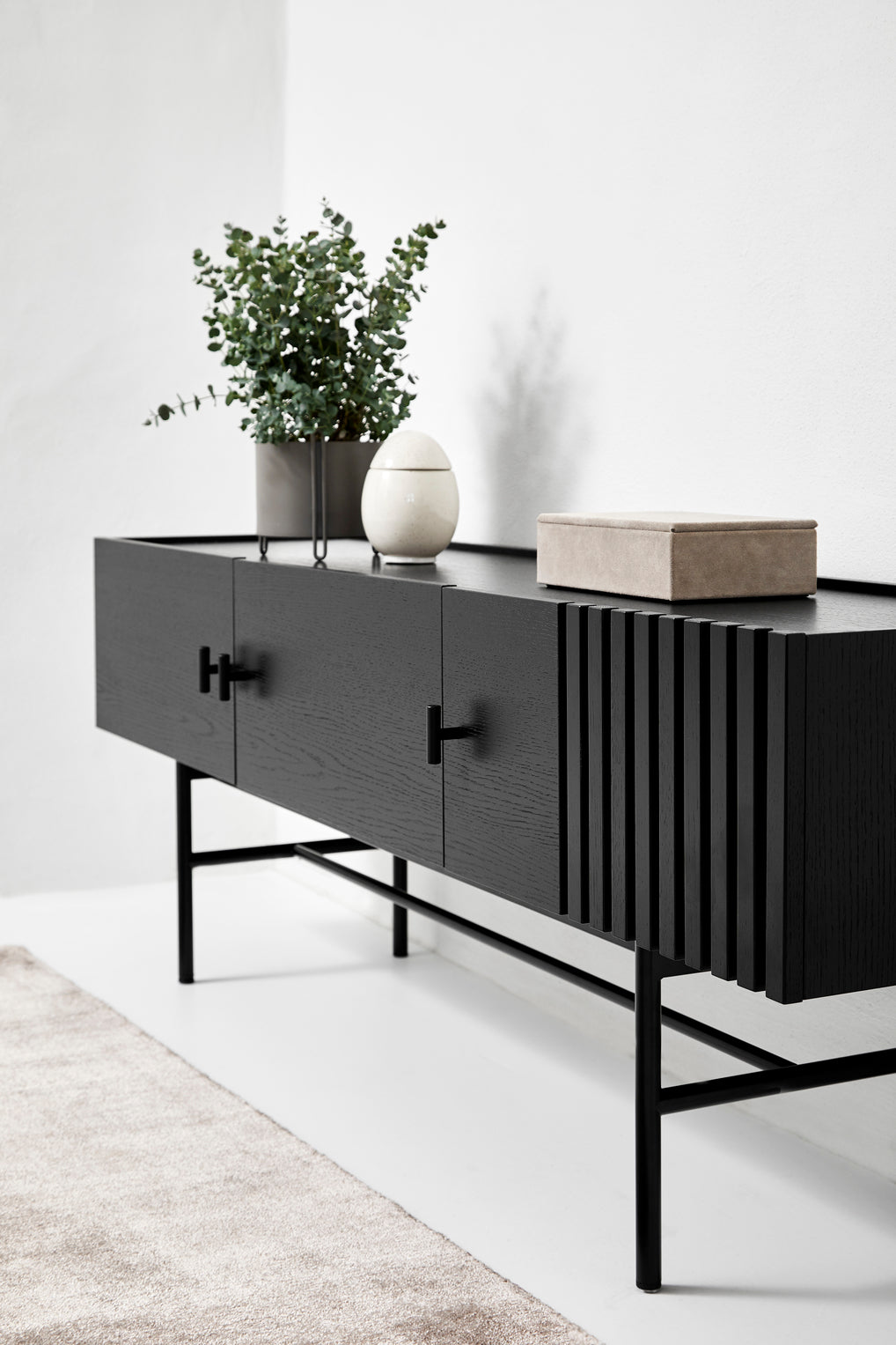 Array Skenkur - Svartmáluð Eik 150 cm