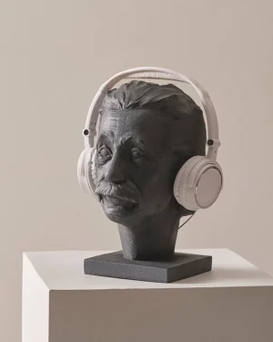 Kaj heyrnatóla standur