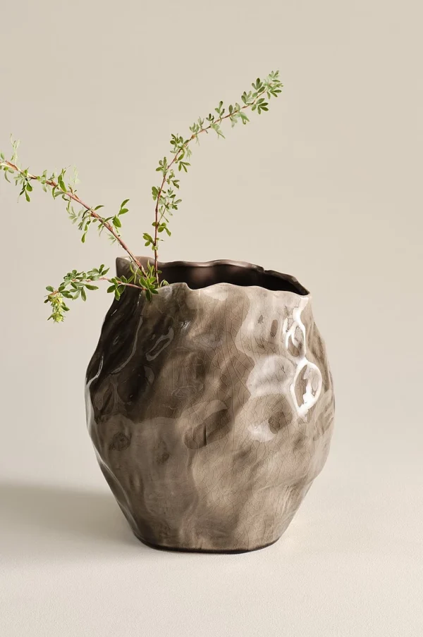 Bubba Vasi, Brúngrár. Hæð 31 cm.