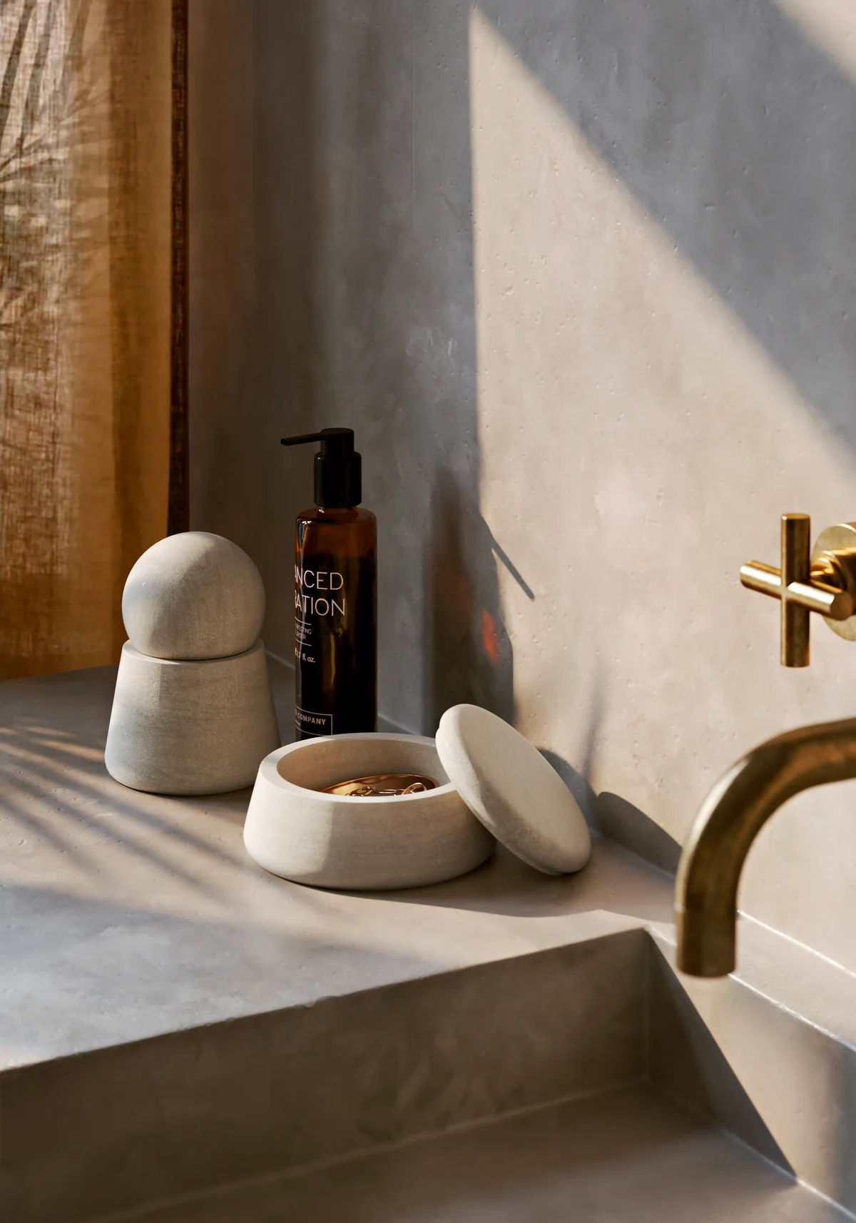 Serene há krukka úr gráum sandsteini - Image 2