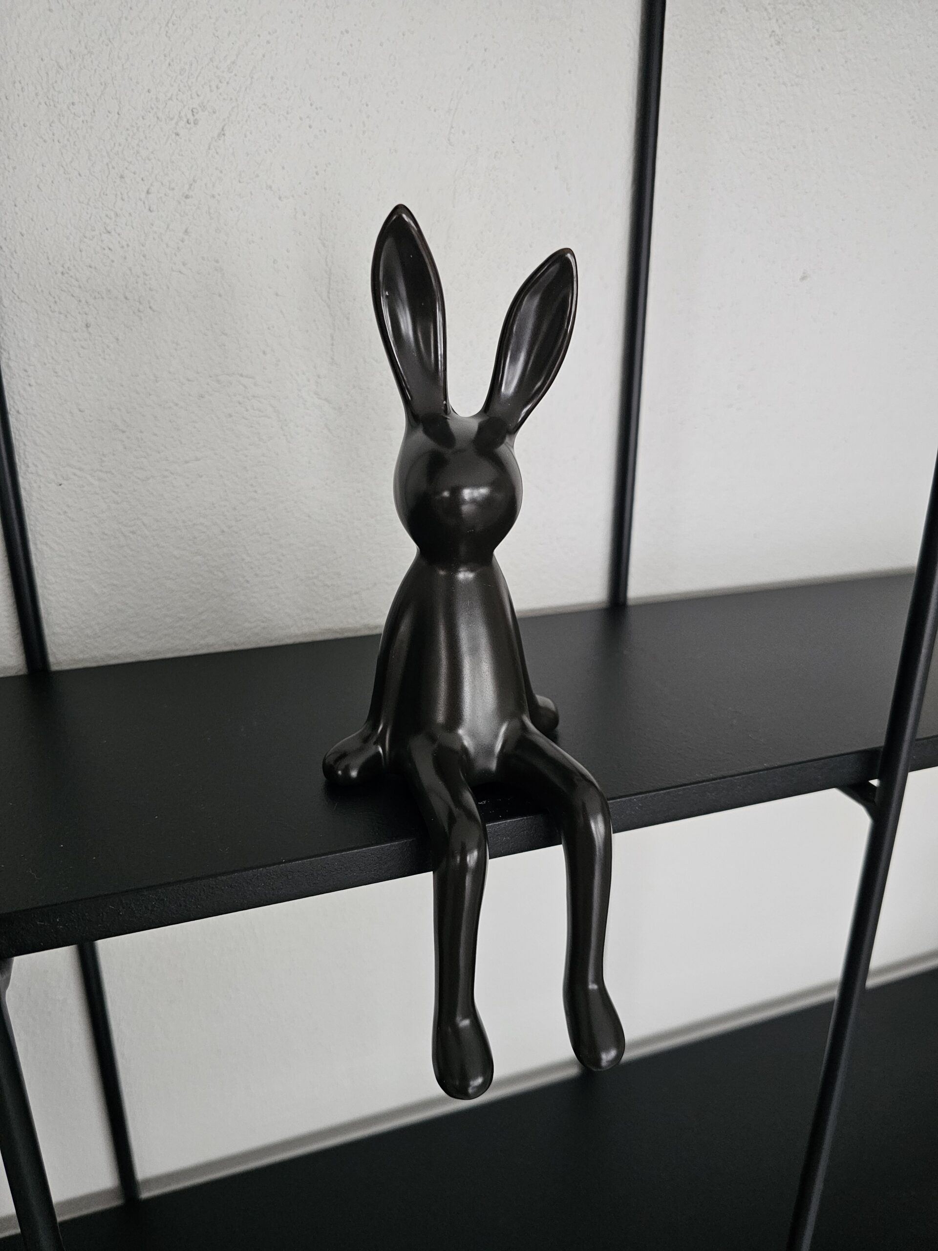 Svört sitjandi páskakanína - Image 3