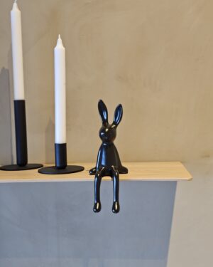 Svört sitjandi páskakanína