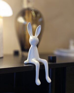 Hvít sitjandi páskakanína